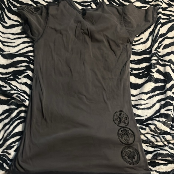 grey affliction shirt has whole in armpit that i used safety pins to close 😭 - Picture 2 of 3